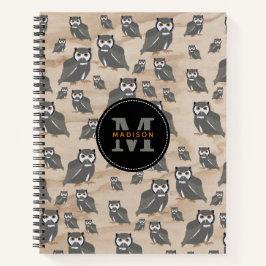 フクロウ模様と素朴な木のイニシャル ノートブック
