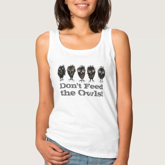 フクロウ食べ物を与えスを使わない – フクロウおもしろいことわざ Tシャツ (正面)