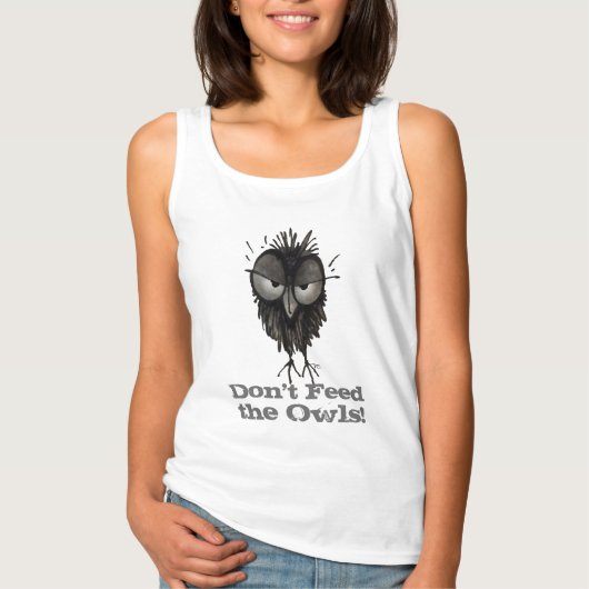 フクロウ食べ物を与えスを使わない – フクロウおもしろいことわざ Tシャツ (正面)