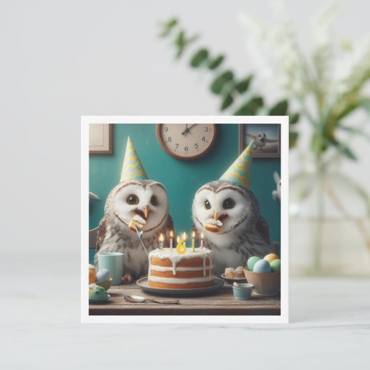 フクロウ食べ物ズケーキおもしろいフクロウ誕生日招待状 招待状 (スタンド正面)