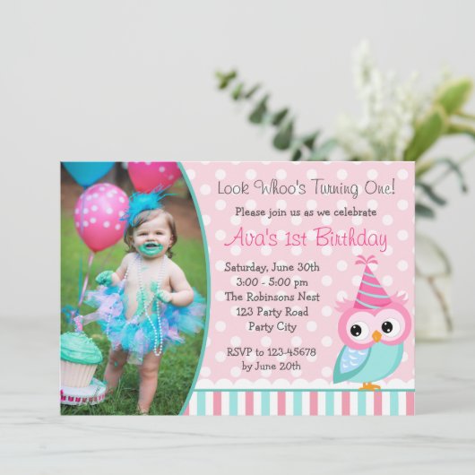 フクロウ1歳の誕生日招待状とフォトターコイズ 招待状 (スタンド正面)