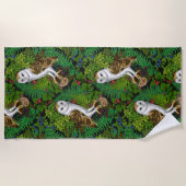 フクロウ、シダ、オーク、ベリー ビーチタオル (正面)