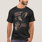 フクロウ 時には空高く舞い上がる でもほとんどの時はずっこむ Tシャツ (正面)