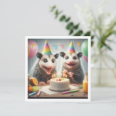 フクロネズミがケーキを食べる誕生日招待状 招待状 (スタンド正面)