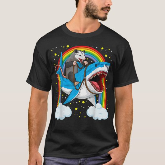 フクロネズミがサメに乗る面白いポッサム・マーズピアル Tシャツ (正面)