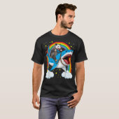 フクロネズミがサメに乗る面白いポッサム・マーズピアル Tシャツ (正面フル)