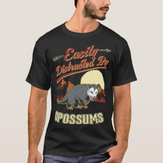 フクロネズミに気を取られる猫 トラッシュキャット ポッサム Tシャツ