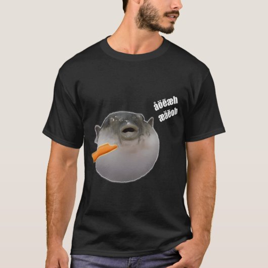 フグがニンジンを食べている Tシャツ (正面)