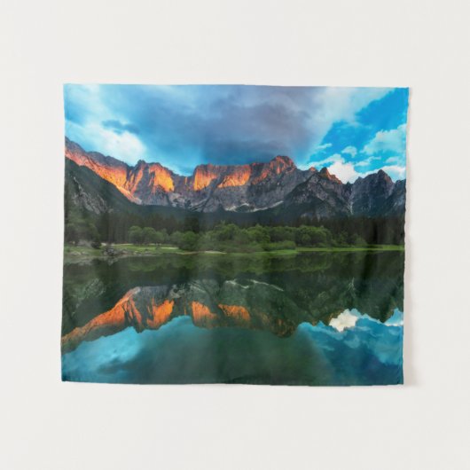 フシネ湖の山々に焼ける夕日 タペストリー (正面(横))