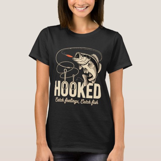 フッキングフィッシングテーマの面白いバス釣りデザイン Tシャツ (正面)