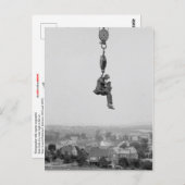 フックから吊り下げられたカメラを持つ写真家 ポストカード (正面/裏面)