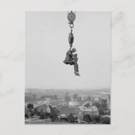 フックから吊り下げられたカメラを持つ写真家 ポストカード