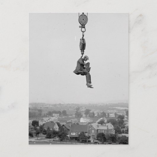 フックから吊り下げられたカメラを持つ写真家 ポストカード (正面)