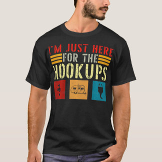 フックアップキャンプRVキャンパーおもしろいのためにここにいる Tシャツ