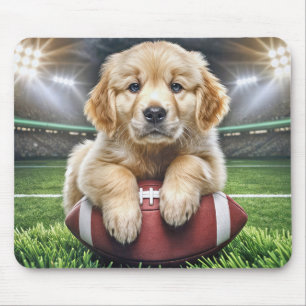 フットボールのゴールデンレトリバーの子犬 マウスパッド