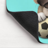 フットボールのサッカーボールを持つかわいいパグの小犬 マウスパッド (コーナー)