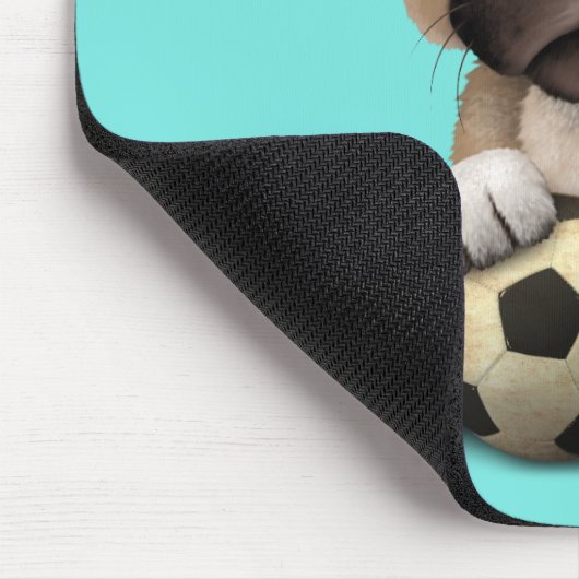 フットボールのサッカーボールを持つかわいいパグの小犬 マウスパッド (コーナー)