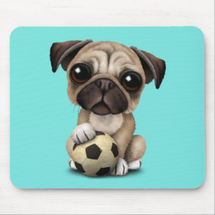 フットボールのサッカーボールを持つかわいいパグの小犬 マウスパッド