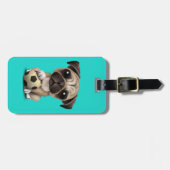 フットボールのサッカーボールを持つかわいいパグの小犬 ラゲッジタグ (正面横)