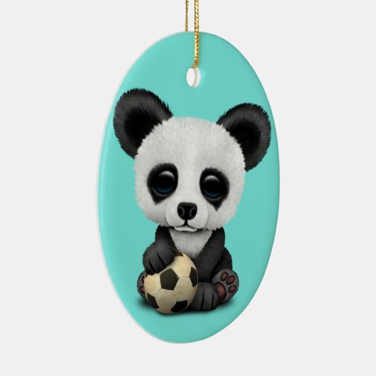 フットボールのサッカーボールを持つかわいいベビーのパンダ セラミックオーナメント (右)