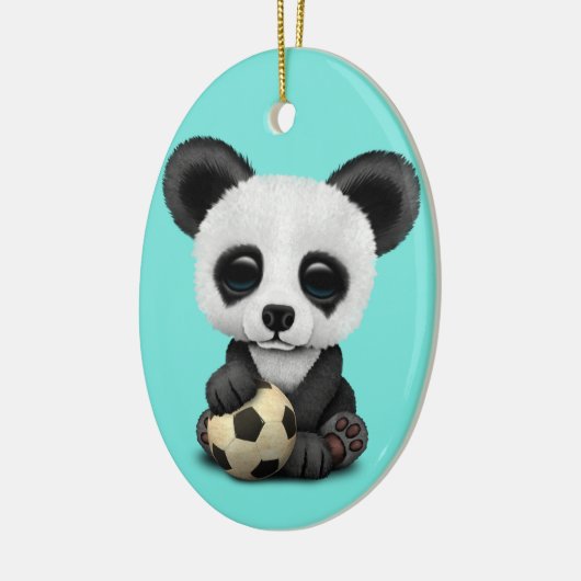 フットボールのサッカーボールを持つかわいいベビーのパンダ セラミックオーナメント (左)