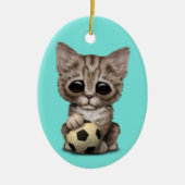 フットボールのサッカーボールを持つかわいい子ネコ セラミックオーナメント (正面)