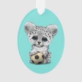 フットボールのサッカーボールを持つユキヒョウカブス オーナメント (正面)