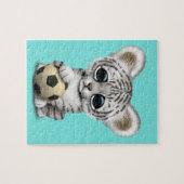 フットボールのサッカーボールを持つ白い虎の子 ジグソーパズル (横)