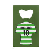 フットボールのシャツ（緑と白）バスケ クレジットカード栓抜き (裏面)