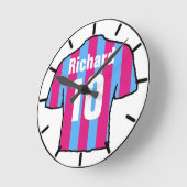 フットボールのファンシャツをパーソナライズ。 ラウンド壁時計 (傾斜)