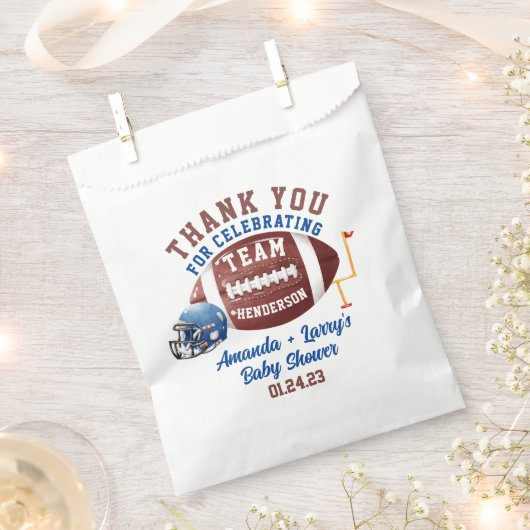 フットボールのベビーシャワー フェイバーバッグ (クリップ留めされた状態)