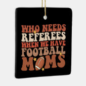 フットボールのママがいるときにレフェリーが必要な人 セラミックオーナメント (右)