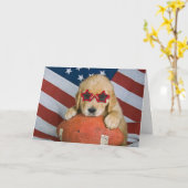 フットボールの誕生日のゴールデン・リトリーバー カード (黄色い花)