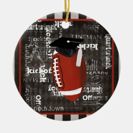 フットボールの身に着けている卒業の帽子、フットボールの単語 セラミックオーナメント (正面)