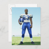 フットボールを持っているサッカー選手のポートレート ポストカード (正面/裏面)