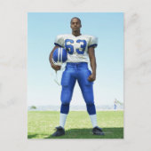 フットボールを持っているサッカー選手のポートレート ポストカード (正面)