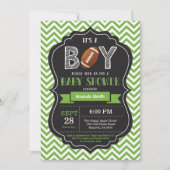 フットボールベビーシャワー招待状ボーイグリーンシェブロン 招待状 (正面)