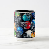 フットボール熱狂サッカーヘルメット ツートーンマグカップ (中央)