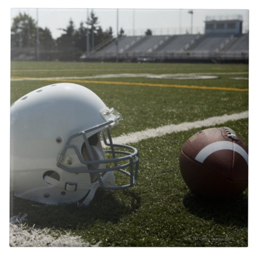 フットボール競技場のフットボールそしてフットボール用ヘルメット タイル (正面)