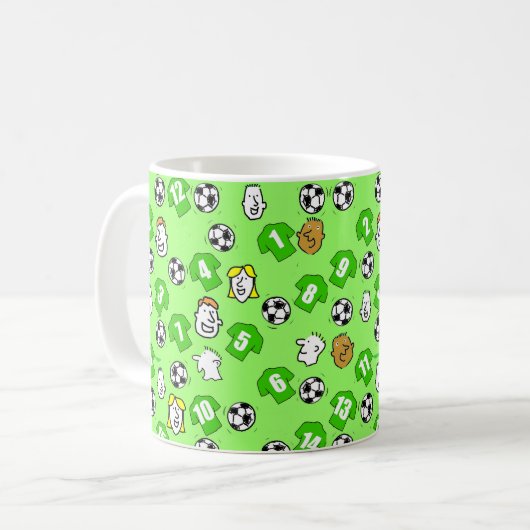 フットボール、緑のシャツ、およびファンの大きなパターン コーヒーマグカップ (正面左)