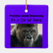 フニーコムによるコロナ暴動の中のゴリラ セラミックオーナメント (裏面)