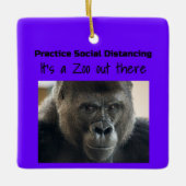 フニーコムによるコロナ暴動の中のゴリラ セラミックオーナメント (正面)