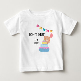 「フフじゃない」誕生日の少年 ベビーTシャツ