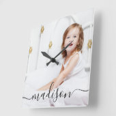 フモダンパーソナライズされたミニマルル写真と名前 スクエア壁時計 (傾斜)