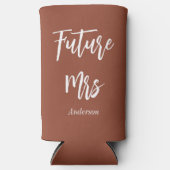 フューチャー ミセス テラコッタ ブライド ブラウン ホワイト スリム缶クーラー (正面)