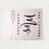 フューチャー ミセス パーソナライズド ピンク ブライダルシャワー タペストリー (正面(横))