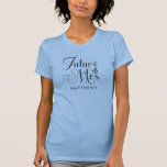 フューチャー・ミセス・名前をカスタムする結婚・シャツ Tシャツ<br><div class="desc">未来ミセス結婚名前をカスタムするのシャツ – カスタムウェディングシャツはモダンスクリプトタイポグラフィを備えパーソナライズされた、あなたの未来の姓と一緒である。フォントは婚約リングでアクセントを付ける。赤面ピンクで表示されるが、Tシャツのスタイルと色を選択できる。</div>