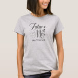 フューチャー・ミセス・名前をカスタムする結婚・シャツ Tシャツ<br><div class="desc">未来ミセス結婚名前をカスタムするのシャツ – カスタムウェディングシャツはモダンスクリプトタイポグラフィを備えパーソナライズされた、あなたの未来の姓と一緒である。フォントは婚約リングでアクセントを付ける。赤面ピンクで表示されるが、Tシャツのスタイルと色を選択できる。</div>