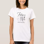 フューチャー・ミセス・名前をカスタムする結婚・シャツ Tシャツ<br><div class="desc">未来ミセス結婚名前をカスタムするのシャツ – カスタムウェディングシャツはモダンスクリプトタイポグラフィを備えパーソナライズされた、あなたの未来の姓と一緒である。フォントは婚約リングでアクセントを付ける。赤面の白黒で表示されるが、Tシャツのスタイルと色を選択できる。</div>