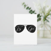 フライガール、アヴィエーターサングラス、スクリプト、かわいい誕生日 ポストカード (スタンド正面)